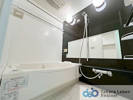 雨の日もお洗濯が可能、寒い冬場も暖かい浴室乾燥暖房機付きユニットバス。物干し2本で大量の洗濯物も解消できます。