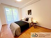 洋室約8.0帖：大きな掃き出し窓からお部屋の隅々まで暖かな採光と、心地の良い通風が得られます。