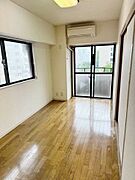 5.5帖の洋室。2面窓で明るく風通し良好。開放感あるお部屋です。