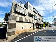 西武新宿線「井荻」駅からと徒歩約15分。日差したっぷりの低層エリアに佇む3階建低層マンション。
