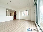 家族が集まる場所だからこそ、採光と通風を確保した心地よいリビングとなっております。自然と家族皆が揃い、笑顔が溢れる場となりそうです。