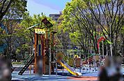新宿中央公園 徒歩9分。 690m