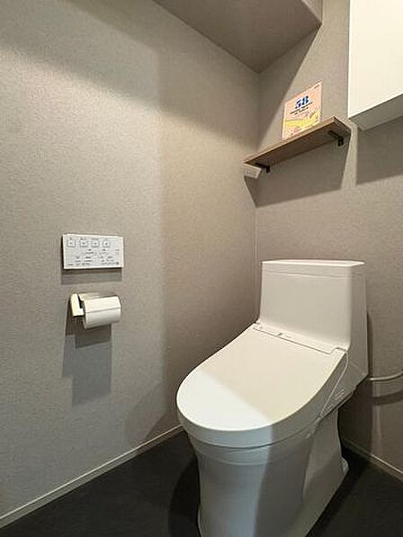 ウォシュレット機能付きで日々のトイレ使用が一段と快適に!衛生的なトイレ環境を実現することが可能です。