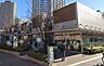 周辺：ココカラファインヨークフーズ新宿富久店 徒歩4分。 280m