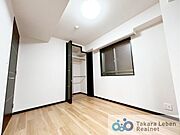 洋室約6帖：クローゼットをご用意。タンスなどを置かなくてもいいので、お部屋を広く使うことができます。