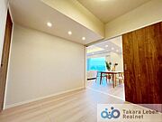 洋室約4.6帖：独立したお部屋としてだけでなく、リビング空間の延長として利用しても良いですね。