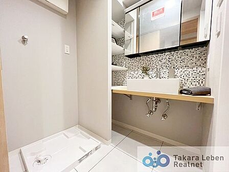 洗面スペースには防水パン付きの洗濯機置場があります。
