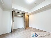 西側洋室6.0帖：クローゼットをご用意。タンスなどを置かなくてもいいので、お部屋を広く使えます。