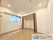 東側洋室約6.0帖：やわらかな陽光によって、リラックスした雰囲気が醸し出されています。