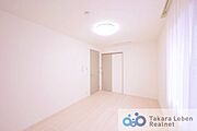 洋室8.0帖。やわらかな採光が心地よい寝室。朝は自然光で気持ちよく目覚め、夜は落ち着いた時間を過ごせます。