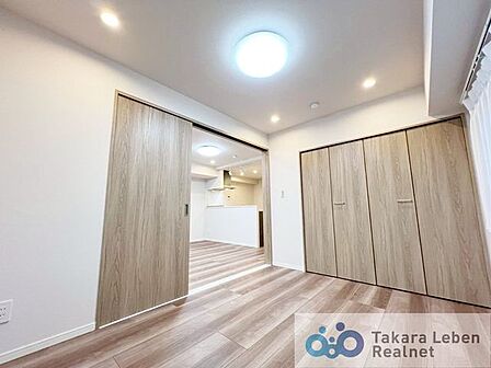 洋室約5.8帖:独立したお部屋としてだけでなく、リビング空間の延長として利用しても良いですね。