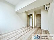 洋室約5.5帖：独立性を高めたお部屋。たっぷりの収納も配備しており、片付いた空間を現実出来そう。