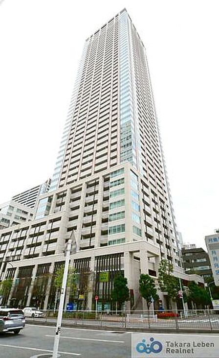 全624戸を優しく包み込む気品高い風格の佇まい。日々の暮らしに彩りを与えてくれるよう、しっかりと整備された緑も配し、居住者様の温もりある暮らしを支えます。