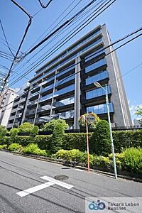 外観:複数路線利用可能な「渋谷」駅から徒歩約7分。高台にある穏やかな高級住宅街に佇む10階建レジデンス。 外観:複数路線利用可能な「渋谷」駅から徒歩約7分。高台にある穏やかな高級住宅街に佇む10階建レジデンス。