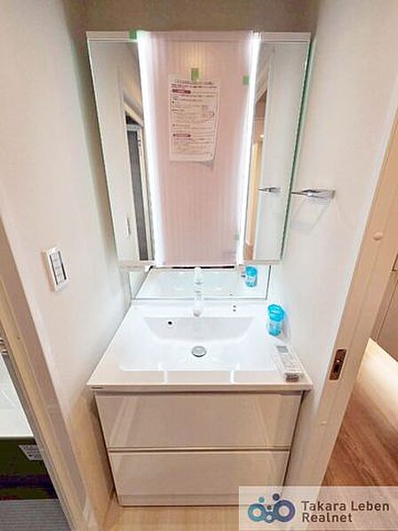 鏡裏にも収納可能な三面鏡洗面化粧台