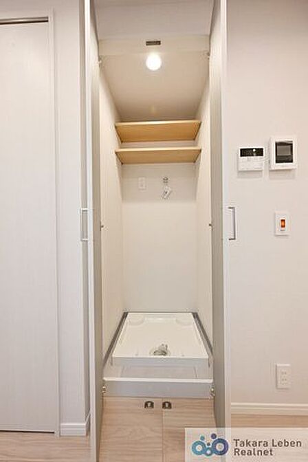 扉付きの洗濯機置場。来客時などに便利です。