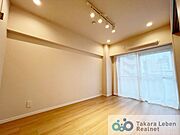 洋室約5.1帖：大きな掃き出し窓から採光が隅々まで行き渡る明るい空間です。