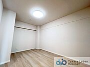 洋室約5.1帖：過ぎ行く時間をゆったりと感じることができる落ち着いたお部屋。