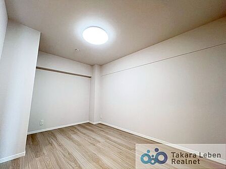 洋室約5.1帖:過ぎ行く時間をゆったりと感じることができる落ち着いたお部屋。