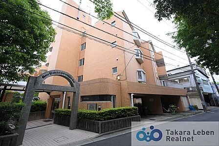 JR総武線「新小岩」駅徒歩約18分。日差しと緑に恵まれた閑静な佇まい。周辺に生活便利な施設が充実。