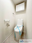 ウォシュレット機能付きのトイレは壁掛けリモコンの上位グレードを採用。便座がスッキリした印象となり、限られた空間を広く見せる効果があります。