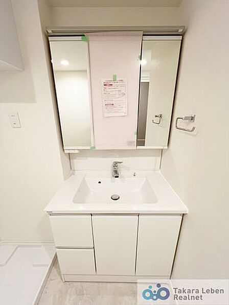 気持ちの良い朝はキレイな洗面所から。鏡裏の収納でモノが出がちな洗面所もスッキリ片付きます。