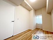 洋室約4.9帖：居心地のいい暮らしには欠かせない眩い採光。やすらぎの時間を演出します。