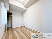 洋室約4.9帖：収納力のあるクローゼットで、お部屋がスッキリ広く使用できます。