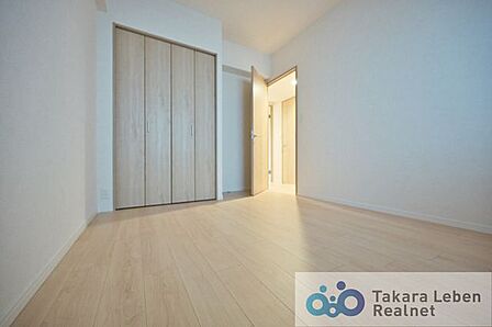 洋室約6.0帖：1日の疲れを癒し、心地よく寛げるようゆったりとした広さを確保しています。