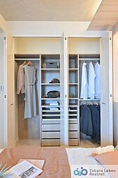 洋室約7.5帖：収納力のあるクローゼットで、お部屋がスッキリ広く使用できます。