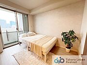 洋室約4.6帖：居心地のいい暮らしには欠かせない眩い採光。やすらぎの時間を演出します。