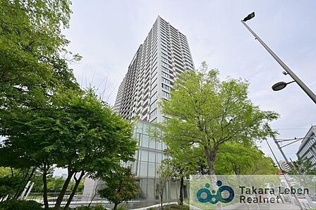 レインボーブリッジを望む27階建ての高層レジデンス。ジムやプール、屋上スカイテラスなど充実の共用施設が整っています。