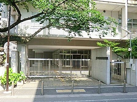 新宿区立西新宿中学校 徒歩11分。 840m