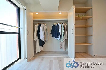 洋室約5.9帖:居室にはクローゼットを完備し、自由度の高い家具の配置が叶うシンプルな空間です。