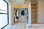 洋室約5.9帖：居室にはクローゼットを完備し、自由度の高い家具の配置が叶うシンプルな空間です。