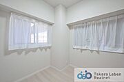 洋室約3.7帖：お子さまのお部屋や、集中して作業をする際のお部屋などとして活用できます。