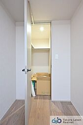 洋室約5.0帖：収納力のあるクローゼットで、お部屋がスッキリ広く使用できます。