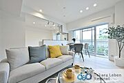 明るく開放的な空間が広がるLDK。室内には豊かな陽光が注ぎ込み、爽やかな住空間を演出。
