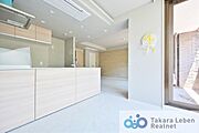 開放感と明るさをもたらす魅力のリビング。キッチンスペースまで明るくなります。