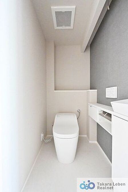 1Fトイレ：節水対策・省スペースとして人気のあるタンクレスを採用。お掃除も簡単に行えます。