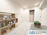 洋室約6.7帖：収納力のあるクローゼットで、お部屋がスッキリ広く使用できます。
