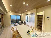 間接照明が優しく照らす居心地の良い約15.1帖LDK。リビング収納有。壁掛けTV設置可能です。