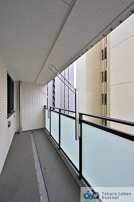 南側バルコニー:陽光が燦々と入り込む明るいバルコニーで、日々の暮らしをより鮮やかに彩ります。