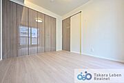 洋室約5.8帖：一日の疲れをいやしてくれる洋室。時を忘れて過ごす場所として過ごせるお部屋。