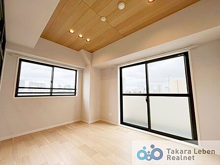 洋室約5.7帖:開口部が広くたくさんの陽を取り入れ、窓を開ければ気持ちよい風が舞い込んできます。