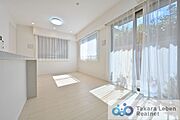大きな掃き出し窓から採光が隅々まで行き渡る明るい空間です。