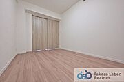 洋室約4.8帖：独立したお部屋としてだけでなく、リビング空間の延長として利用しても良いですね。