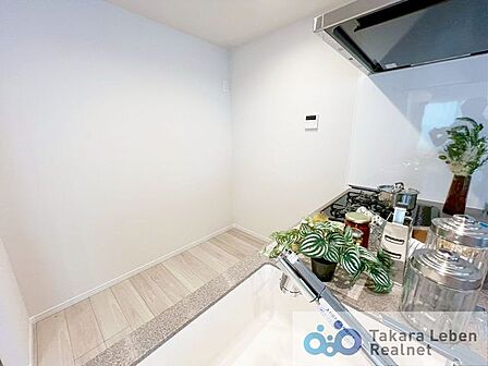 調理スペースをしっかり確保したキッチン。毎日の料理をスムーズに楽しめる空間です。