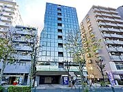 丸ノ内線「中野坂上」駅から徒歩5分。青梅街道沿いに佇む全72世帯11階建マンション。