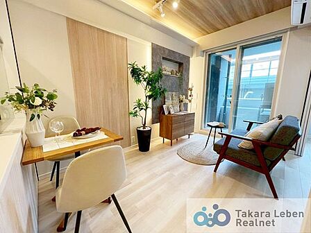 明るく開放的な空間が広がるLDK。室内には豊かな陽光が注ぎ込み、爽やかな住空間を演出。